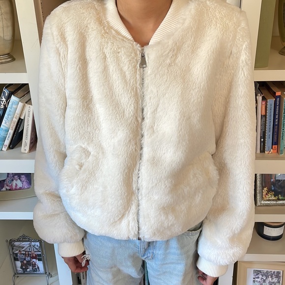 NWT White Faux Fur Soft Cozy Winter Jacket (Great for Holidays) Size Large - Picture 13 of 14